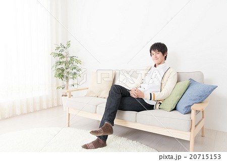 男性 人物 ソファー 座るの写真素材