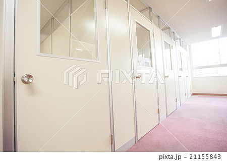 教室 ドア 扉 廊下の写真素材