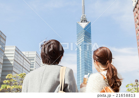 福岡タワー デート カップル 見上げるの写真素材