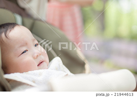 赤ちゃん 乳児 ベビーカー 嫌がるの写真素材