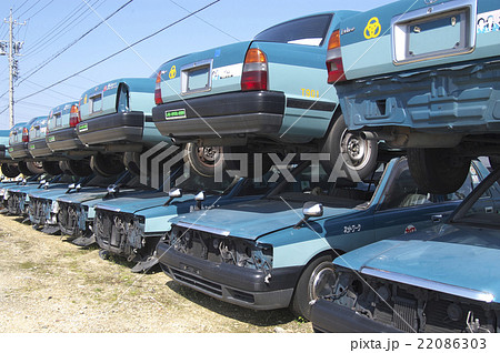 スクラップ 廃車 金属 自動車部品の写真素材