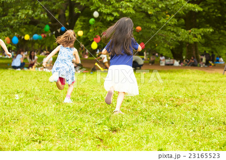 子供 外国人 後姿 人物の写真素材