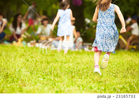 子供 外国人 後姿 人物の写真素材