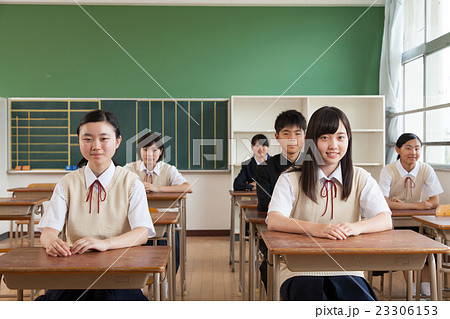 高校生 中学生 生徒 笑顔の写真素材