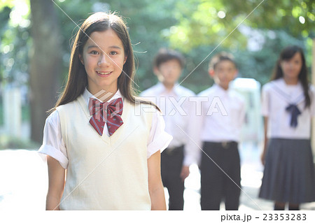 中学生 男女 1年生 可愛いの写真素材