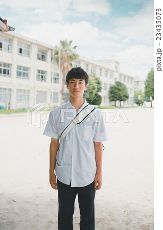 高校生 男の子 制服 グラウンドの写真素材