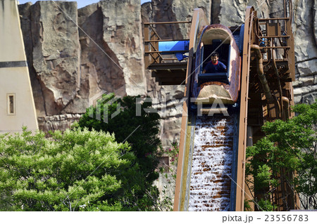 水しぶき ジェットコースター 水 遊園地の写真素材
