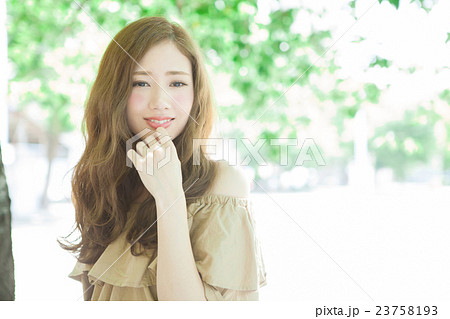 女性 カットモデル ヘアスタイル 髪型の写真素材