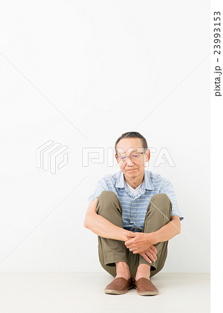 体育座り 男性の写真素材