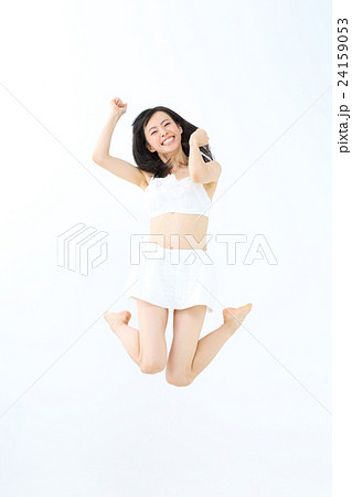 水着 ガッツポーズ 女性 ジャンプの写真素材