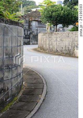 沖縄 ブロック塀 道路 道の写真素材