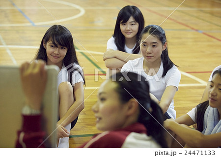 顧問 女子中学生 部活 部活動の写真素材