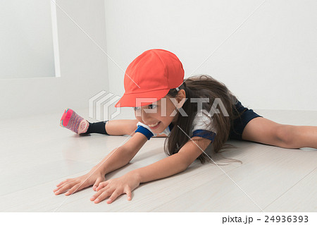 子供 股割り 柔軟 体育の写真素材