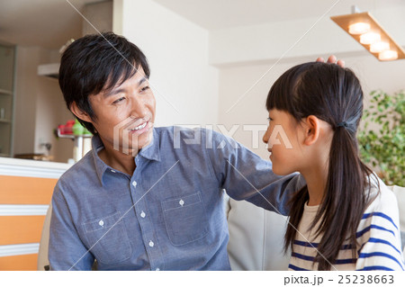 子供 娘 頭 撫でるの写真素材