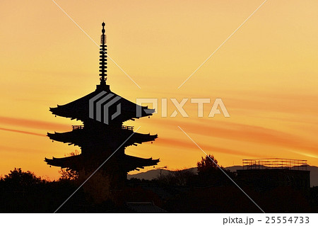 シルエット 京都 東山 祇園の写真素材