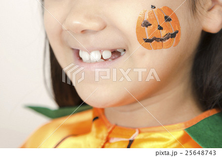 子供 フェイスペイント ハロウィーン 女の子の写真素材