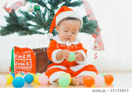 赤ちゃん クリスマス衣装 サンタコスプレ クリスマスの写真素材