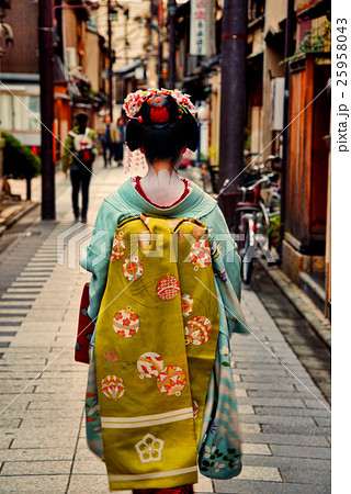 舞妓さん 後姿 京都の写真素材