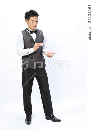 カジノディーラー トランプ 切る カードの写真素材