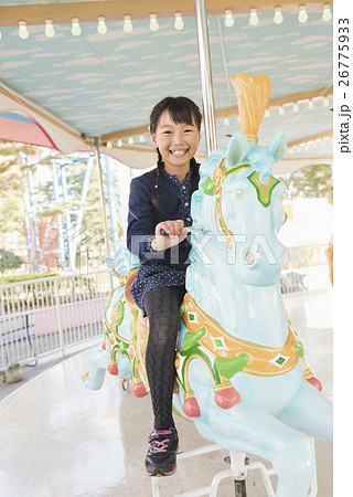 遊園地 女の子 メリーゴーランド 乗るの写真素材 - PIXTA