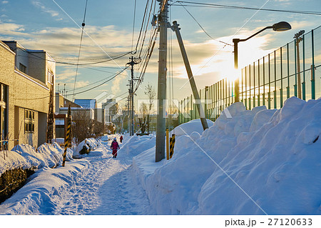 通学路 冬 雪景色 北海道の写真素材