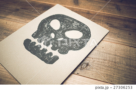 ドクロ ガイコツ ダンボール紙 描くの写真素材