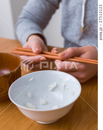 ご飯粒 食べ残し お茶碗 食器の写真素材