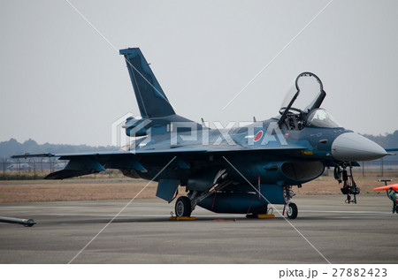 F 2 戦闘機 車輪の写真素材