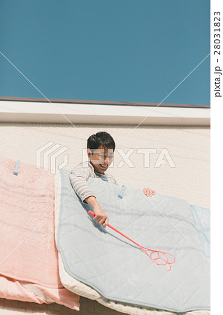 布団 布団干し 布団たたき 叩くの写真素材