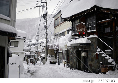 野沢温泉 雪景色 観光地 町並みの写真素材