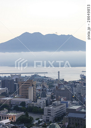 巨大噴火がつくった鹿児島の象徴シンボル雄大な東雲の桜島と美しい錦江湾 火山と都市が共生する景色の写真素材