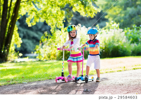 原付 キッズ 子供 夏の写真素材