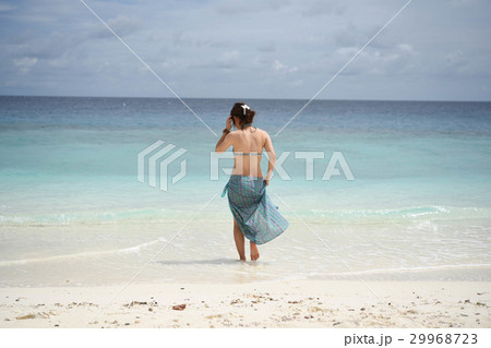 水着 海 女性 後ろ姿 砂浜の写真素材