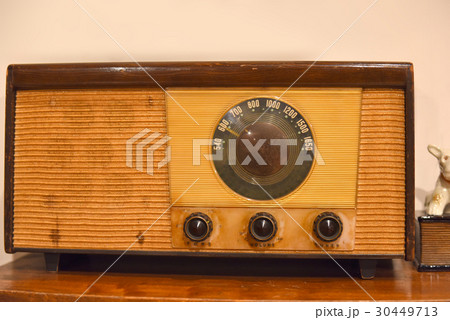 ラジオ 昭和 レトロ 卓上ラジオの写真素材