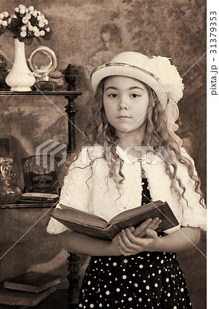 女の子 子供 外国人 セピア 小さいの写真素材