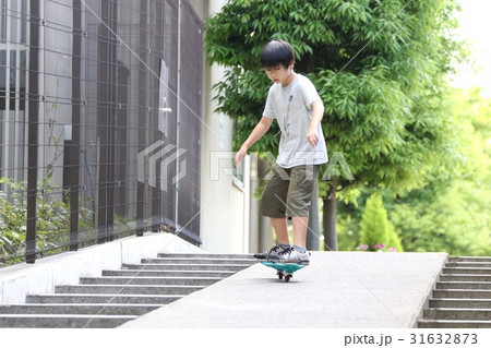 リップスティック 小学生 少年 滑るの写真素材