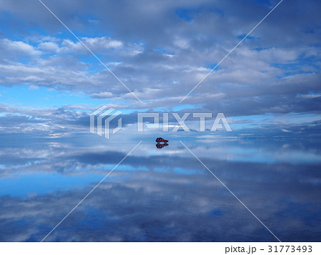 ボリビア ウユニ塩湖 ランドクルーザー 空の写真素材