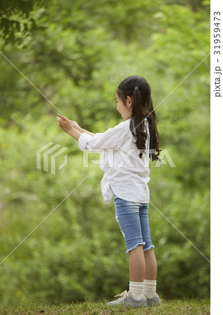 二つ結び ツインテール 少女 横顔の写真素材