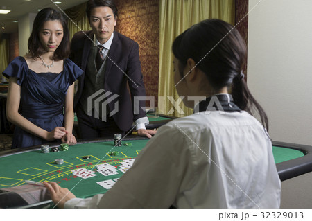 カジノ カップル カジノディーラー ブラックジャックの写真素材