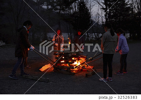 子供 小学生 林間学校 キャンプファイヤーの写真素材