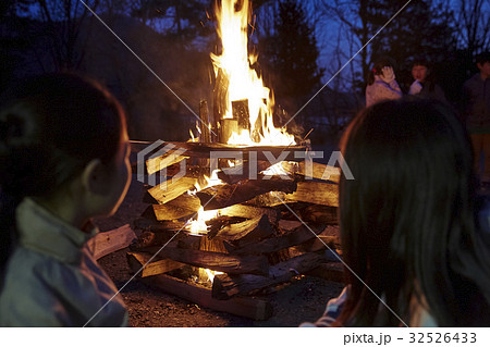 子供 小学生 林間学校 キャンプファイヤーの写真素材 子供 小学生 林間学校 キャンプファイヤーの写真素材