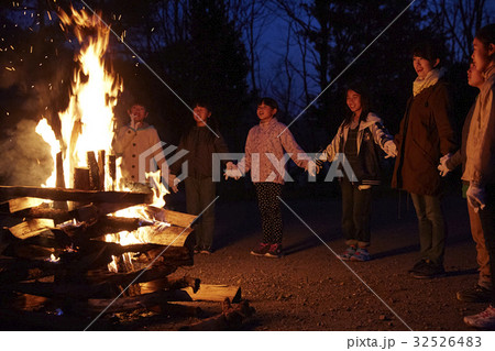 子供 小学生 林間学校 キャンプファイヤーの写真素材 子供 小学生 林間学校 キャンプファイヤーの写真素材