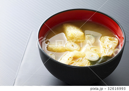 油揚げと豆腐の味噌汁の写真素材