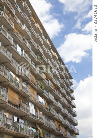 すだれ ベランダ マンション 共同住宅の写真素材