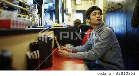 人物 男性 ラーメン屋 カウンターの写真素材