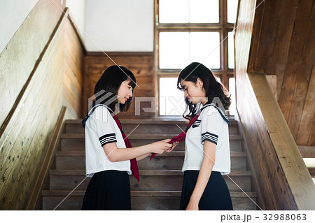 高校生 女子高生 お腹 制服の写真素材