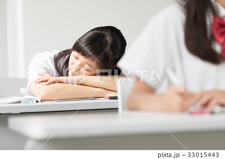 高校生 中学生 机 居眠りの写真素材 Pixta