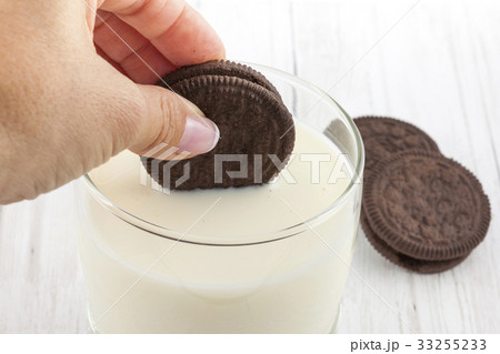 クッキー ミルク 牛乳 浸すの写真素材