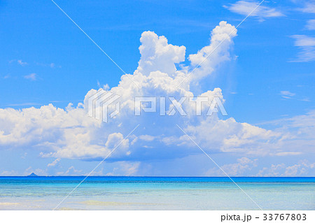 雲 入道雲 夏 海の写真素材