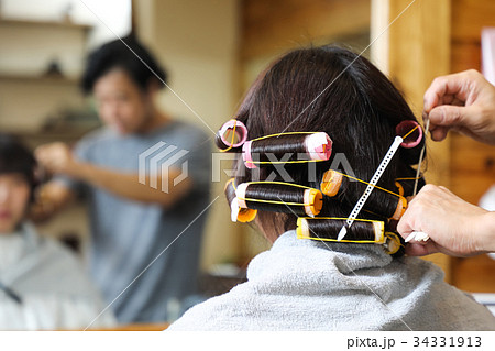 パーマをかけるの写真素材